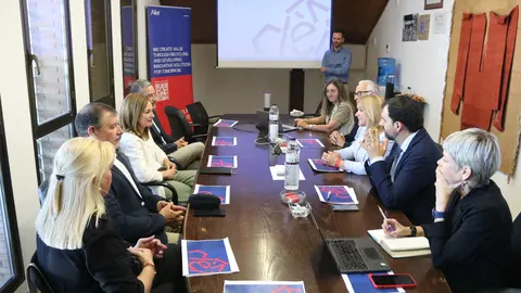 Trobada de la consellera d'Economia, Natàlia Mas, amb representants del Grup Alier. Foto: ACN