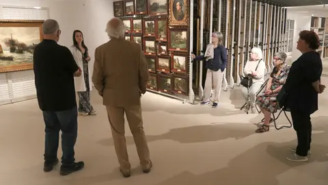 Primers visitants de la sala de restauració del Museu Morera. Foto: Ignasi Gómez