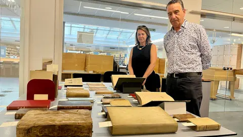 Neus i Jordi Codina amb alguns dels llibres del seu pare donats a la UdL. Foto: Premsa UdL