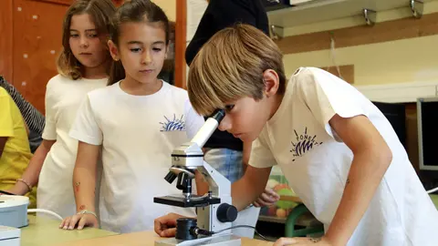 Joves científics d'una escola de Lleida. Foto: ACN