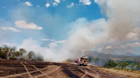 Imatge de l'incendi de Tudela, estabilitzat. Foto: Bombers
