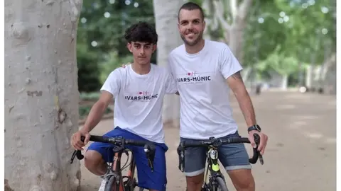 En Carles i el Ferran montats en les seves bicicletes. Foto: Comunicació de Lleida