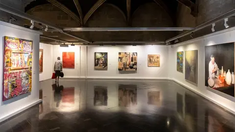 Exposició de les pintures guardonades al Premi Internacional de Belles Arts Sant Jordi. Foto: Premsa IEI