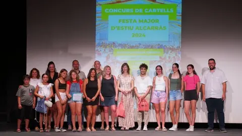 Regidors i artistes assistents a l'acte de lliurament de premi. Foto Comunicació Alcarràs