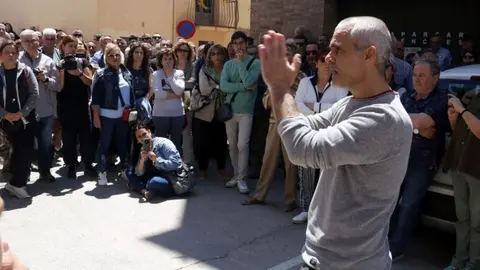 Manifestació dels veïns de Les Borges Blanques davant de l'oficina de 'la Caixa'. Foto: ACN