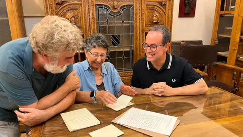Margarida Prats amb Joan-Ramon Veny i Rodolf González. FOTO: Premsa UdL