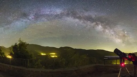 Imatge d'una persona observant el cel estrellat. Foto: Kike Hierro