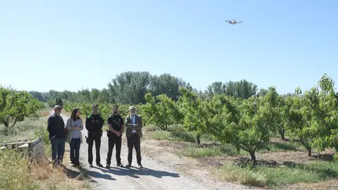 Agents de la Guàrdia Urbana de Lleida sobrevolen un dron a l'Horta de Lleida. Foto: Ignasi Gómez