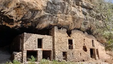 Construcció en un penya-segat a l'Espluga de Cuberes. Foto:  Cedida per l'Associació Rehabimed