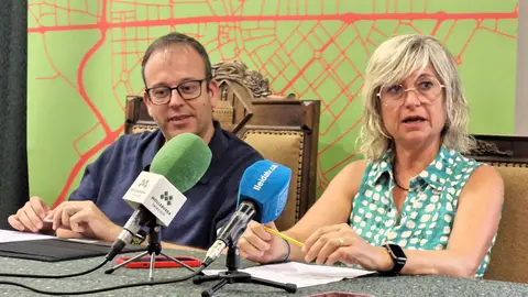 L'alcalde de Mollerussa, Marc Solsona i la regidora d'Acció Social i Comunitària i Habitatge, Anna Carné, durant la roda de premsa. Foto:  Oriol Almacellas