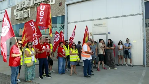 Imatge de la concentració dels treballadors Solutions 30 i representants de la UGT-FICA Terres de Lleida davant de la seu de l'empresa al polígon dels Frares. Foto: ACN