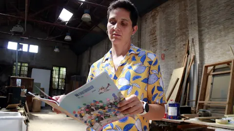 La directora artística de FiraTàrrega, Anna Giribet, mira el programa d'enguany. Anna Berga