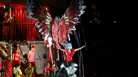 Lilit a Cal Racó lluint una màscara semblant a la del Mascle Cabró a l'Aquelarre 2024. Foto Anna Berga