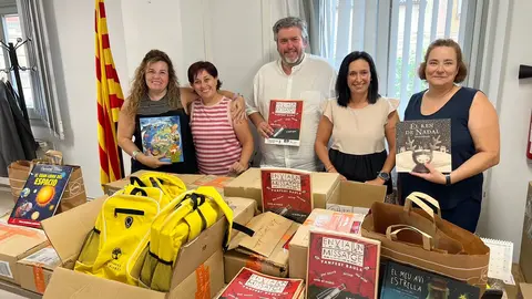 Imatge del repartiment del material escolar per part de l'Ajuntament dels Alamús. Foto: Cedida per l'Ajuntament dels Alamús