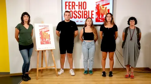 Diversos membres de les organitzacions de l'esquerra independentista durant la roda de premsa prèvia a la Diada. Foto ACN