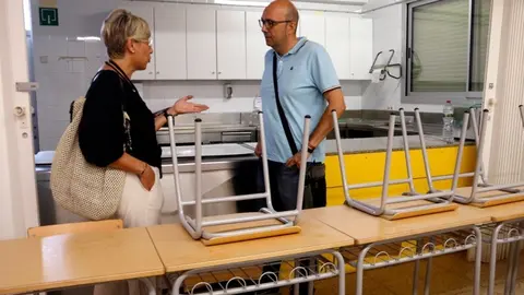 David López i Roser Escolà, de l'AFA de l'INS Torres de Ponent al menjador del centre habilitat com