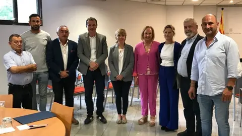 Membres d'ASAJA amb el nou conseller d'Agricultura, Òscar Ordeig, durant la reunió. Foto Cedida per ASAJA