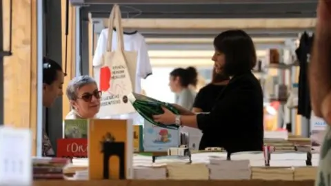 Una parada de llibres a la plaça de la Catedral de Lleida. Foto: ACN
