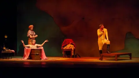 Un moment de la comèdia 'Els Buonaparte' al Teatre Ateneu de Tàrrega · Foto Jaume Ramon Sole