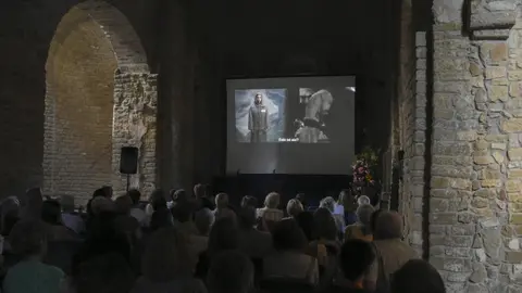 Imatge de la projecció d'Un cel de plom durant la primera edició del Festival Internacional de Cine d'Àger. Foto: Ajuntament d'Àger