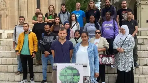 Membres del PAH de Lleida amb l'acusat. Cedida pel PAH