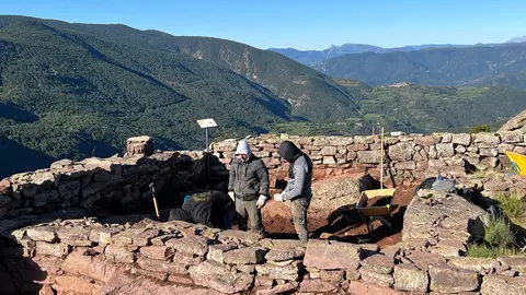 Imatge de les excavacions al despoblat medieval de Santa Creu de Llagunes. Foto: ACN
