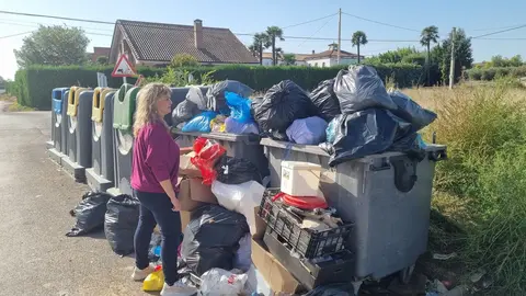 Violant Cervera i uns contenidors saturats a l'Horta de Lleida. Foto: Cedida per Junts