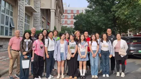 Els representants de la UdL a Tianjin amb estudiants que van cursar el Diploma d'Estudis Hispànics. Foto: Cedida per la UdL