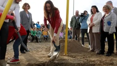 Imatge de la col·locació de la primera pedra. Foto: ACN