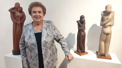 Lluïsa Gené amb tres de les seves obres. Foto: Cedida per l'Ajuntament de Tàrrega