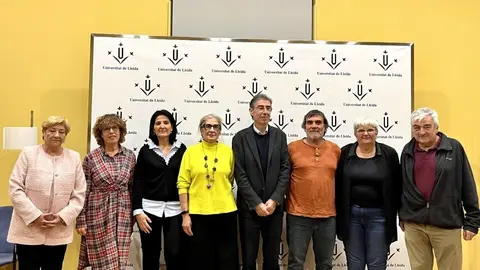 Els fills del pediatra amb el rector, la secretària general i la cap de l'arxiu. Foto: Premsa UdL