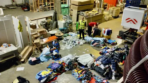 Material falsificat en un magatzem de Balaguer. Foto: ACN