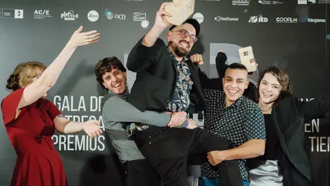 En Joel Munu celebrant un dels premis amb el que ha sigut guardonat. Foto: Cedia pel Joel Munu