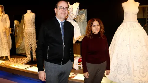 Marc Solsona i Mireia Caba, directora de Museu de Vestits de Paper. Foto: ACN