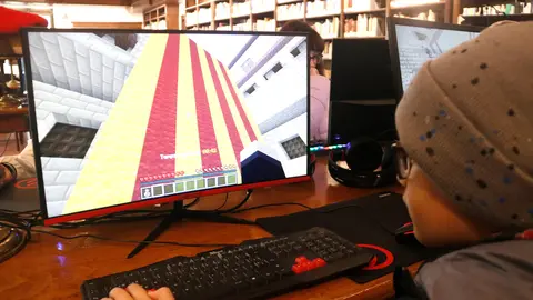 Un alumne jugant a Minecraft a l'IEI. Foto: ACN