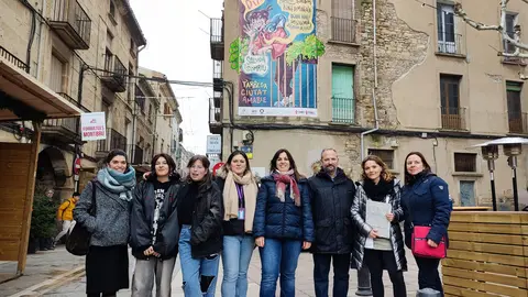 Presentació de la campanya amb el mural al fons. Foto: Ajuntament de Tàrrega