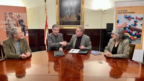 El rector de la UdL, Jaume Puy i el president de la Diputació, Joan Talarn, firmant el conveni. Foto: Diputació de Lleida