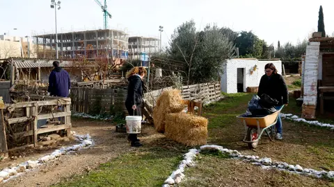 Últims preparatius en un dels carrers del poblat del pessebre vivent del barri dels Mangraners de Lleida. Foto: ACN