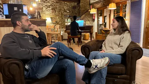 Una parella escoltant un concert de piano a l'hotel Cal Teixidor d'Estamariu (Alt Urgell). Autor: Albert L. Cobo
