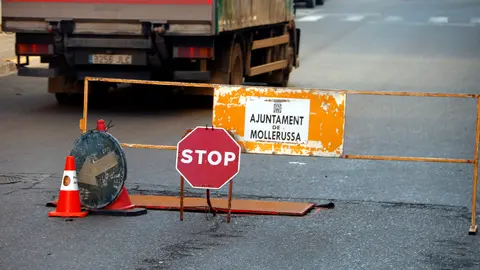 Un forat tapat amb una planxa i senyalitzat al carrer Dardanels de Mollerussa. Autor: Oriol Bosch