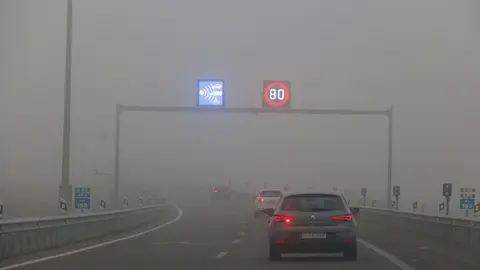 Vehicles circulant per l'AP-2 a les Garrigues amb la velocitat màxima limitada a 80 km/h per la presència de boira densa. Autor: Roger Segura
