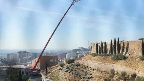 La grua amb control remot que realitza els treballs al tram esfondrat de la muralla de la Seu Vella. Foto: Paeria de Lleida