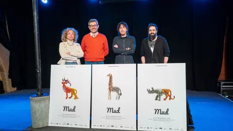 La regidora de Cultura de Lleida, Pilar Bosch; el director de l'IEI, Andreu Vàzquez; el tècnic de Festes de la Paeria i portaveu del MUD, Xavi Roma, i el dissenyador de la imatge del cartell del festival, Xavi Hosta, de SopaGraphic. Autor: Cedida per l'IEI