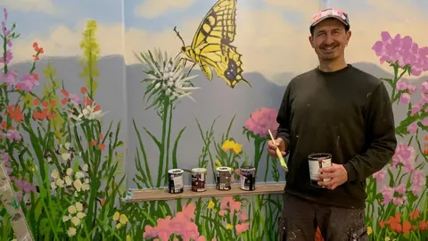 Imatge de l'Oriol Arumí i el seu mural. Foto: Cedida per l'Arnua de Vilanova