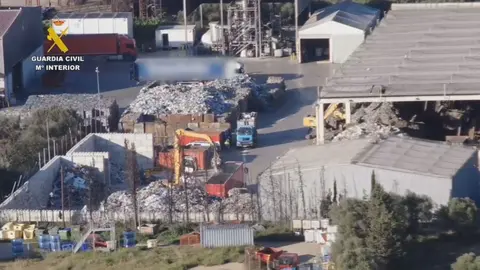 Imatge de la policia espanyola de l'operació per desarticular un grup criminal que feia contraban d'escombraries d'Itàlia. Foto: Cedida per la policia espanyola
