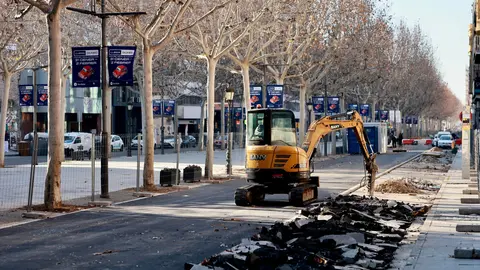 Una màquina perfora el paviment per ampliar la vorera de rambla Ferran. Foto: Paeria de Lleida
