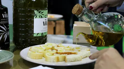 Pa amb oli d'un dels expositors de la 28a Fira de l'Oli d'Oliva Verge Extra de Catalunya a les Borges Blanques. Foto: ACN