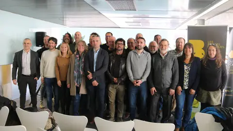 Alcaldes de les Garrigues, el Pla d'Urgell, l'Urgell, la Noguera i el Segrià que han signat el manifest contra la planta Nova Tracjusa de Juneda. Foto: ACN