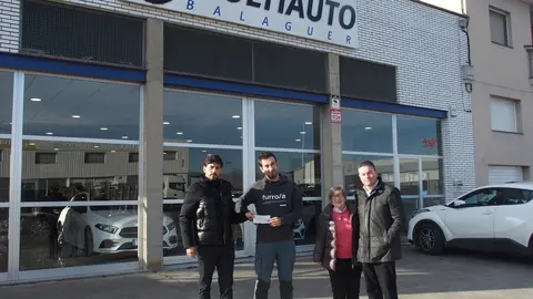 El vicepresident de l'ens firal, Joel Bastons, fa el lliurament del premi de 3.000 euros de l'Autotardor. Foto: Cedida per Fira de Mollerussa