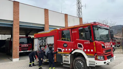 Bombers del parc de Tremp treballant al de la Pobla de Segur. Foto: ACN